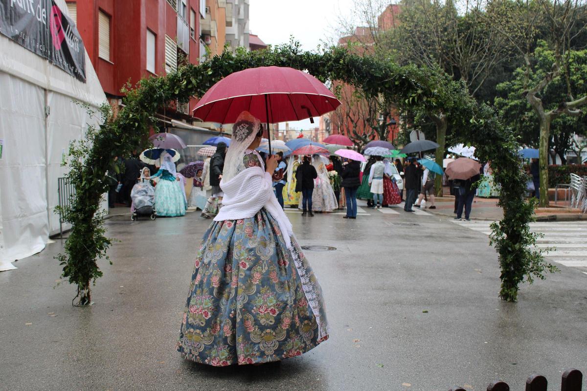 Alzira celebra su Ofrenda 2025 pese a la lluvia.
