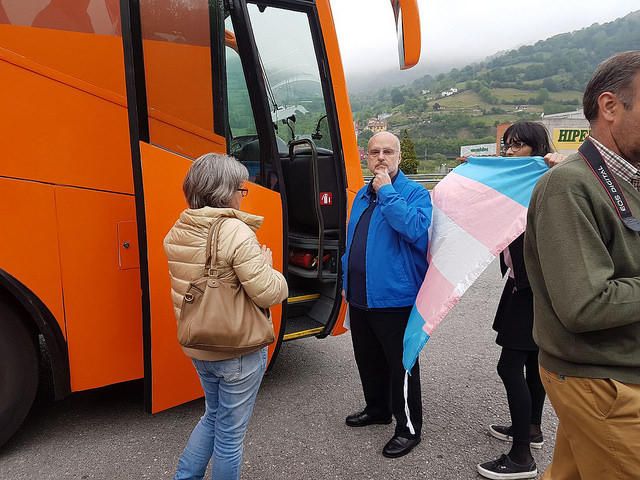 Atacan al autobús de HazteOir en Pola de Lena y lo persiguen hasta Oviedo