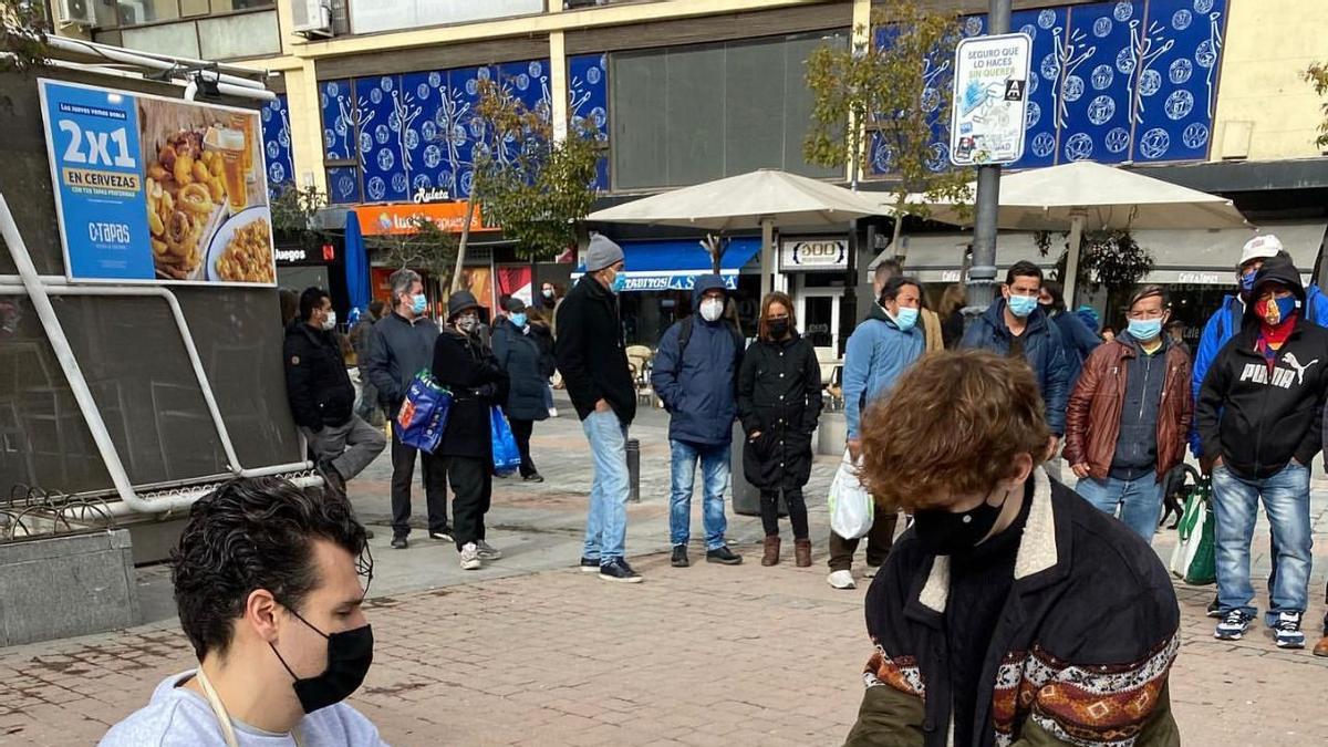 El influencer y el actor atendiendo el pasado domingo a una cola de personas sin recursos en la plaza Jacinto Benavente (Madrid)