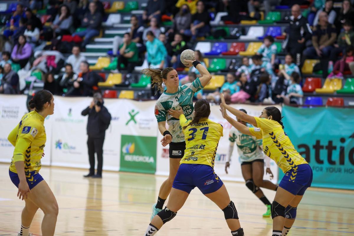 La neerlandesa Tessa Van Zijl lanza a portería