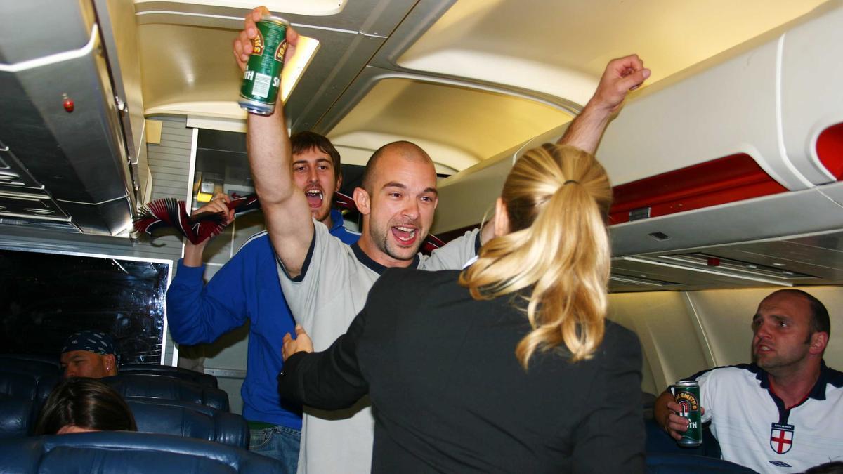 Una tripulante de cabina interviene durante un vuelo con pasajeros que alteran el orden