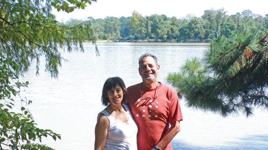 Chus Lago se mantiene activa con sus paseos por East Park, en Kingwood. En la foto, junto a su marido Philip Kleinot.