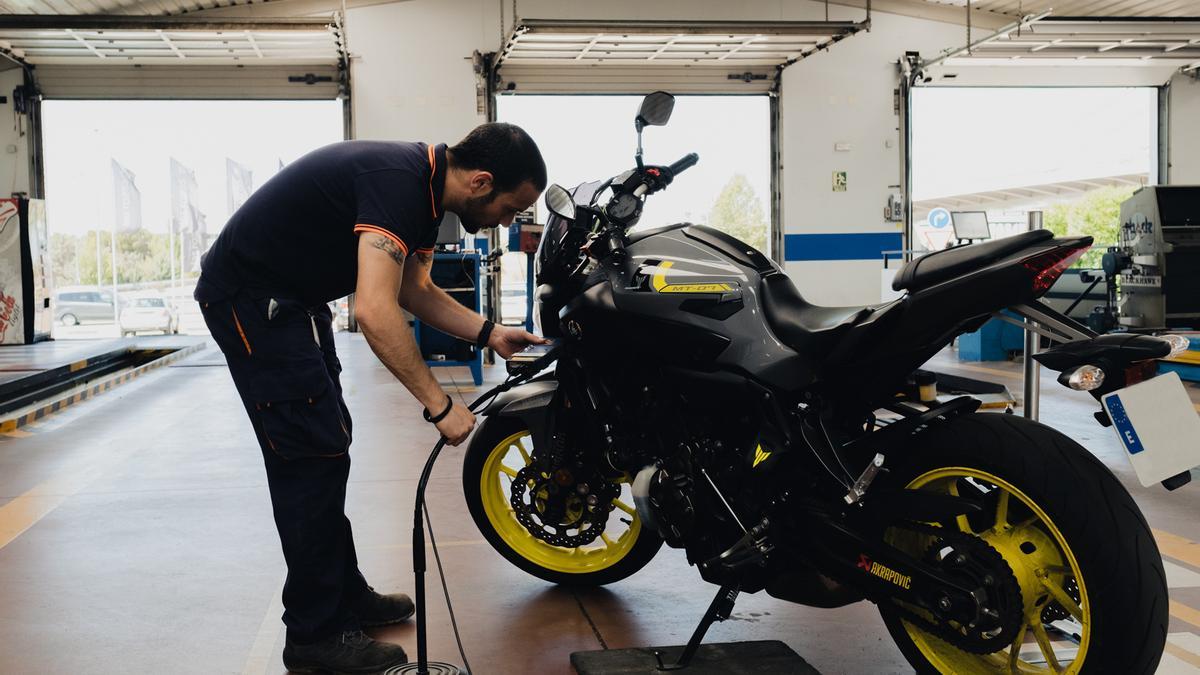Una moto pasando la ITV.