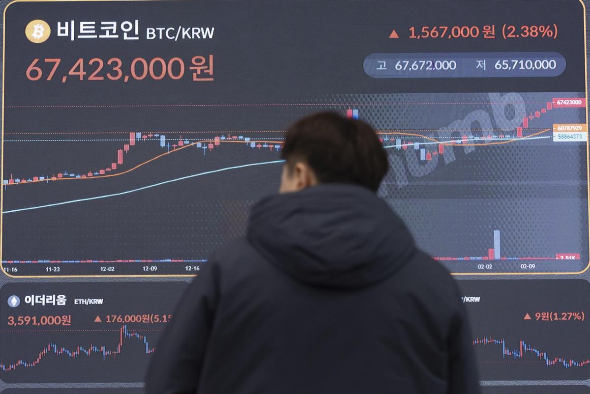Pantallas del bitcoin en Seúl (Corea del Sur). Cotización del bitcoin frente al won surcoreano.