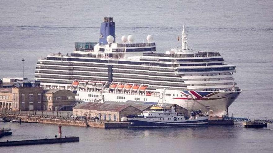 El &quot;Arcadia&quot;, ayer, atracado en el muelle de la Estación Marítima. // Paula Fariña