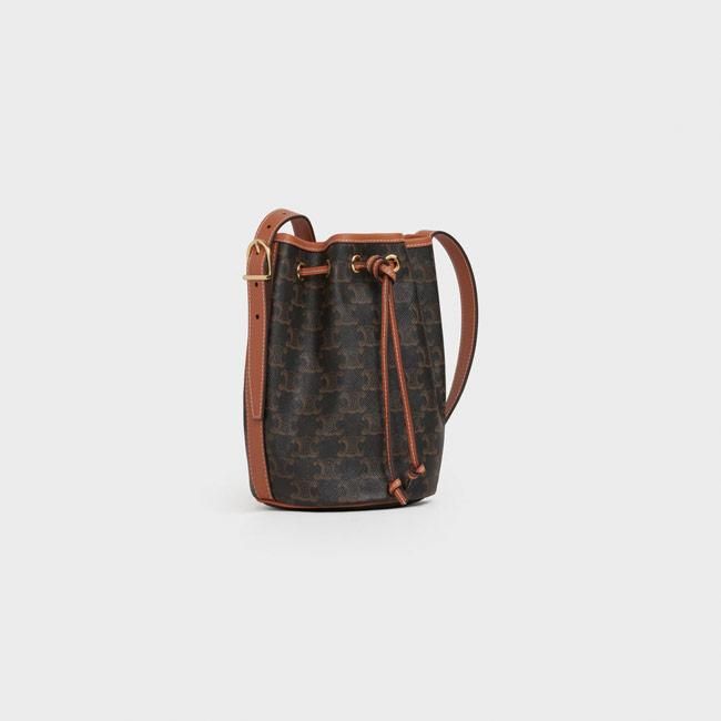 Bolso tipo saco pequeño con cordón ajustable en estampado Triomphe Canvas de Celine
