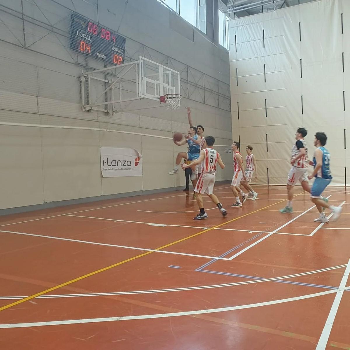 Un momento del encuentro entre el junior frente a Gijón Basket 1.