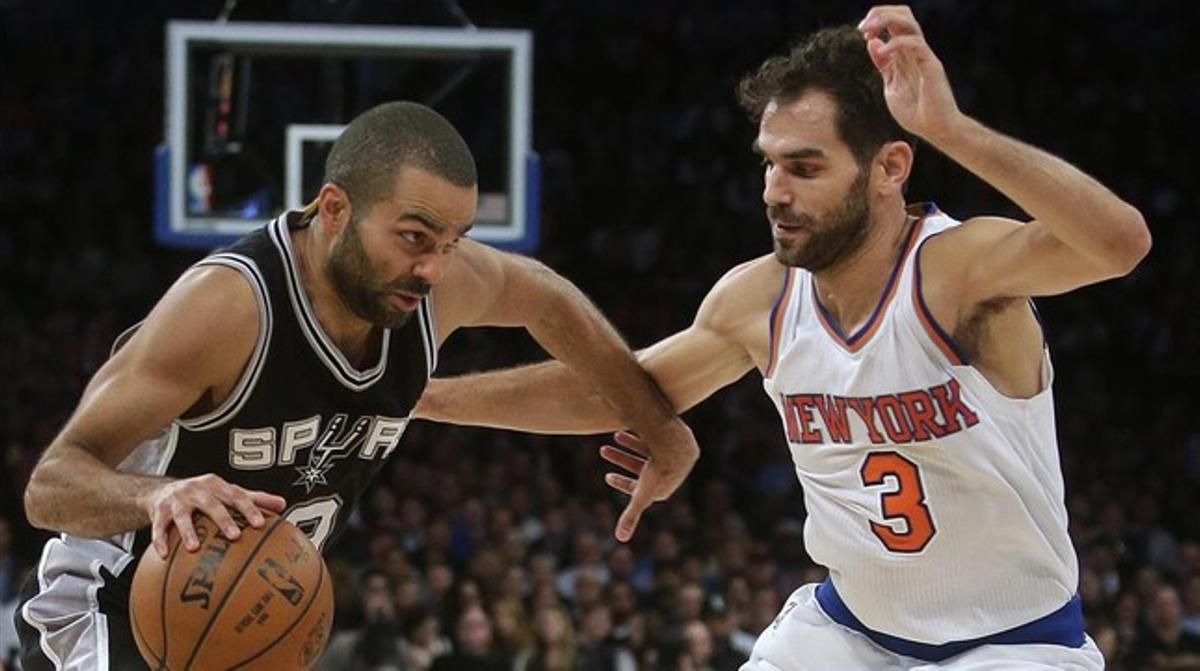 José Manuel Calderón intenta frenar la penetració del francès Tony Parker en el partit entre els Spurs i els Knicks de l’última jornada.