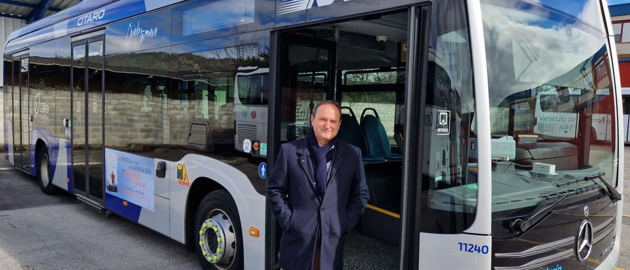 Benigno Runza posa junto a uno de los autobuses eléctricos de TUA en el polígono del Espíritu Santo.