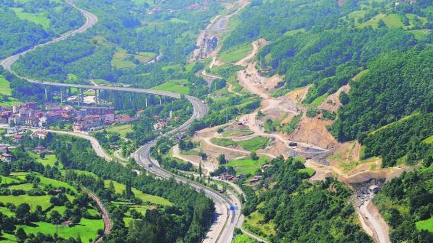 Vista aérea de la caja ya construida del AVE a su paso por Lena.