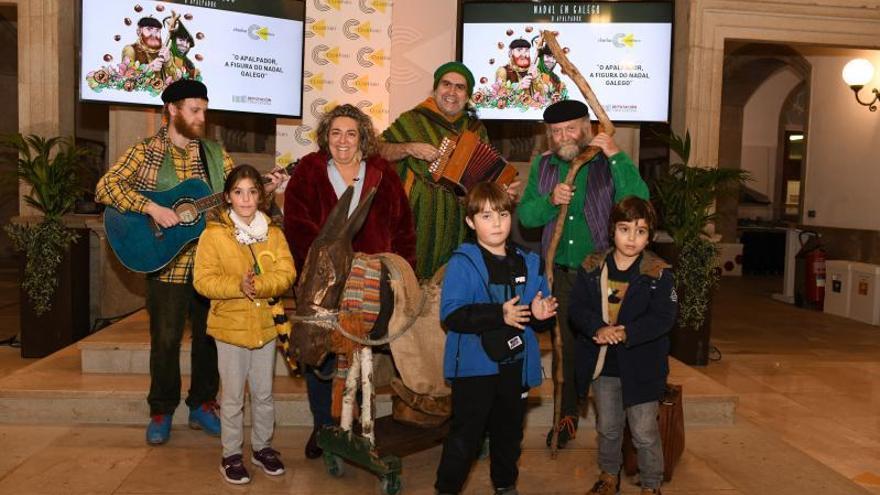 O Pazo Provincial recibiu onte a visita do Apalpador, ao que recibiu a deputada María Ortega, e ao que acompañaron os nenos, a Banda da Montaña e o burro Río Lor.