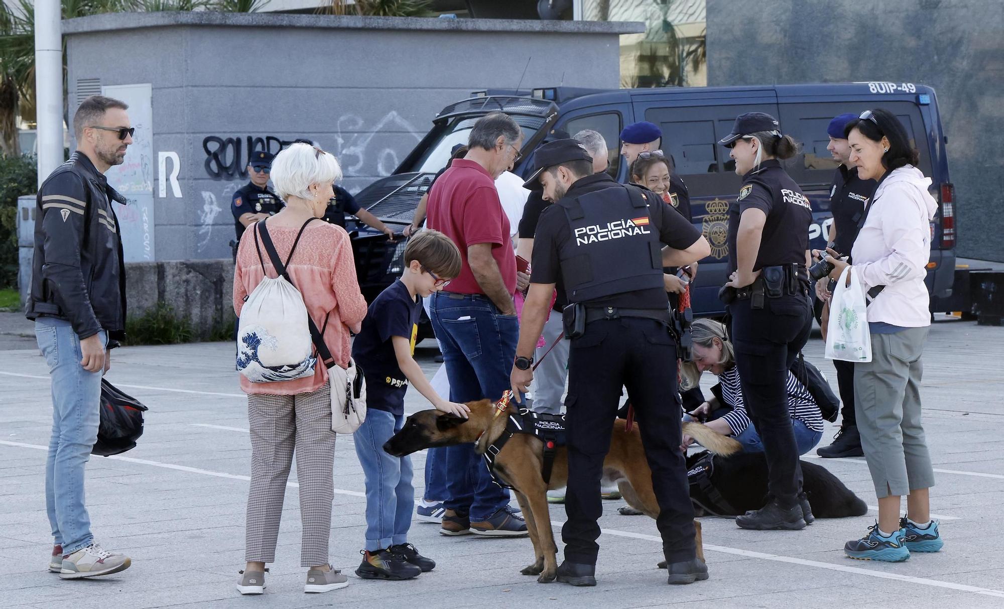 Los perros policía y el robot Sira, protagonistas en la "Exposición de Medios" de la Policía Nacional