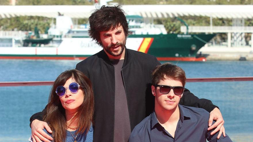 Maribel Verdú, Mikel Rueda y Germán Alcarazu, en el photocall del Muelle Uno.