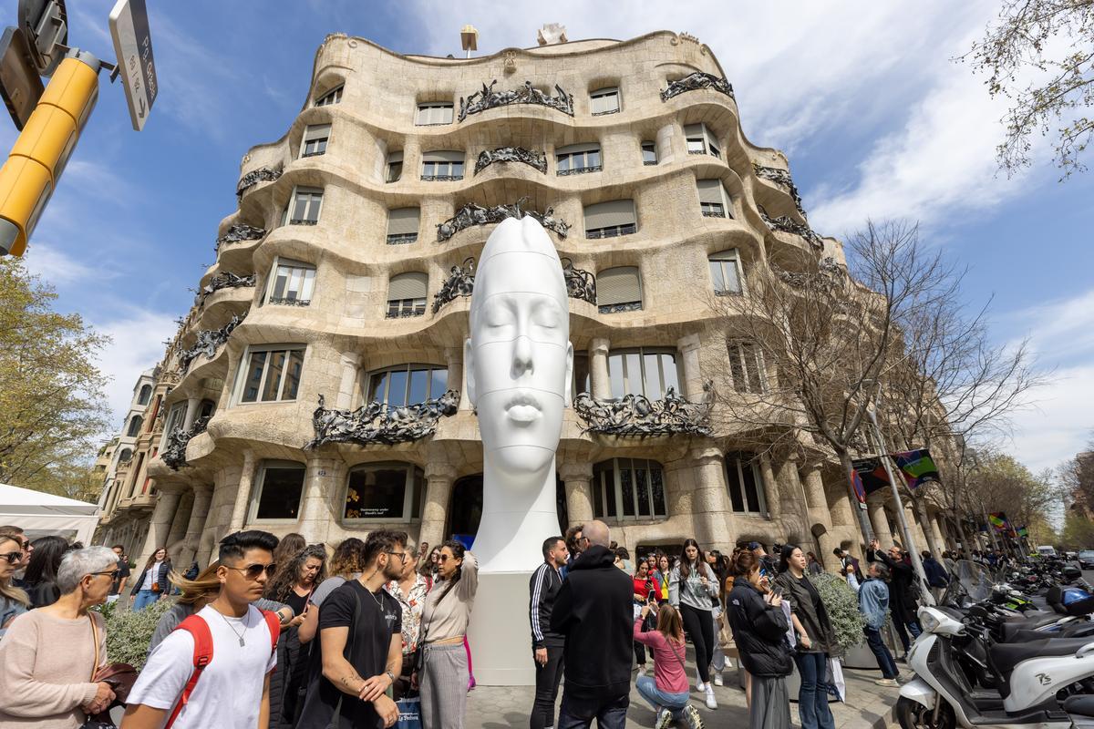 ‘Flora’, l’escultura de Plensa dialoga amb la Pedrera