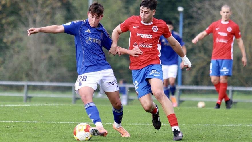 Santi de Prado, autor del gol, pelea por un balón con un oviedista. |  La Nueva España
