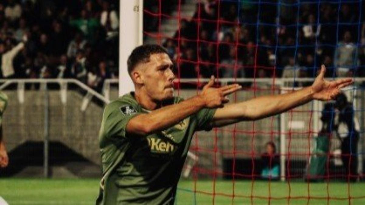 Lucas Stassin celebra un gol con el AS Saint-Étienne