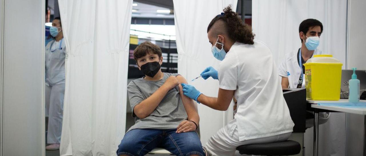 Un menor es vacunado en uno de los países que ya han comenzado su inmunización. | REUTERS