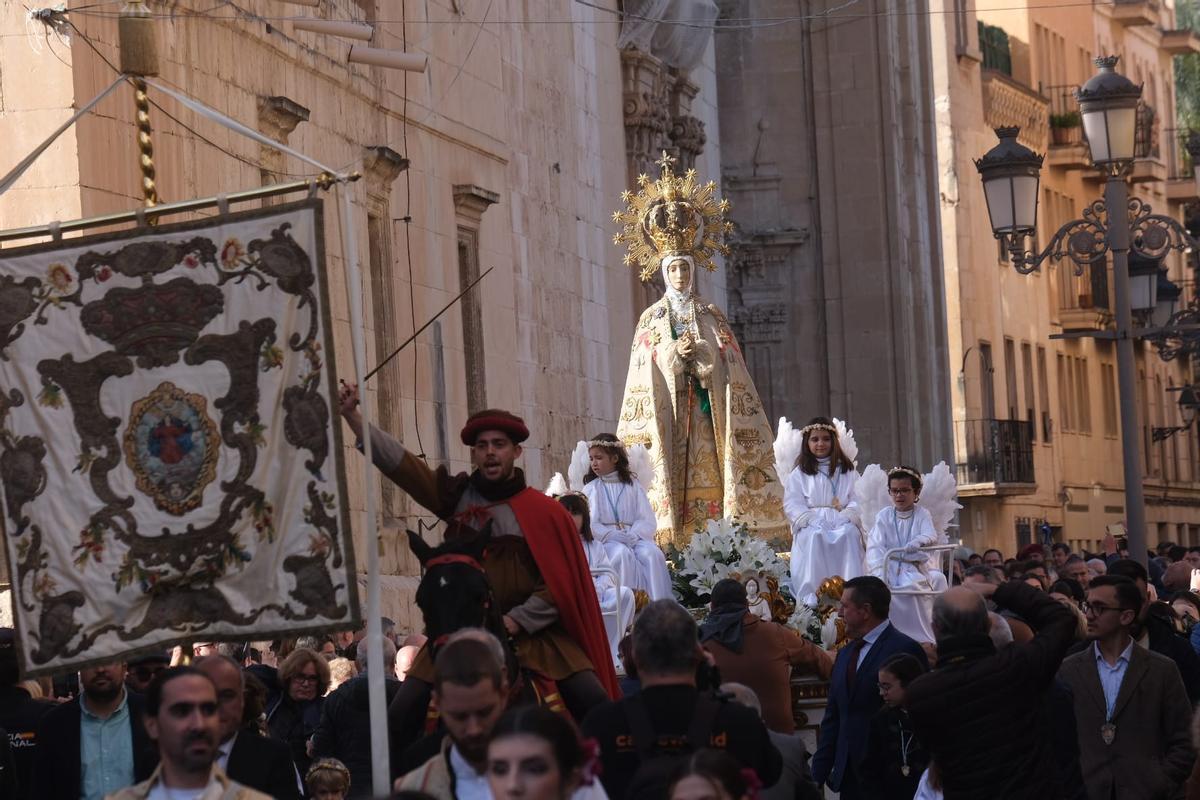 Cientos de personas han acompañado a la imagen de la Virgen.