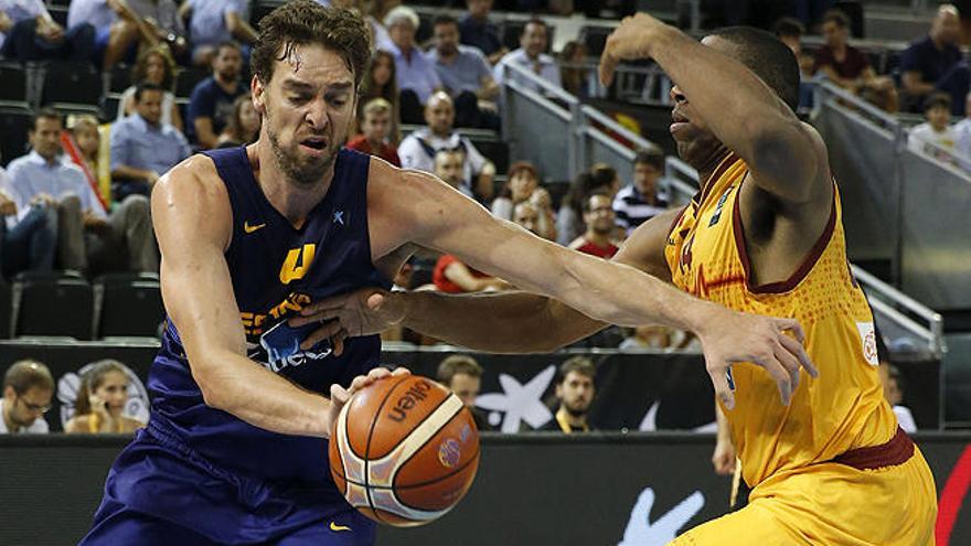 Pau Gasol, ante Richard Hendrix en una acción del partido.