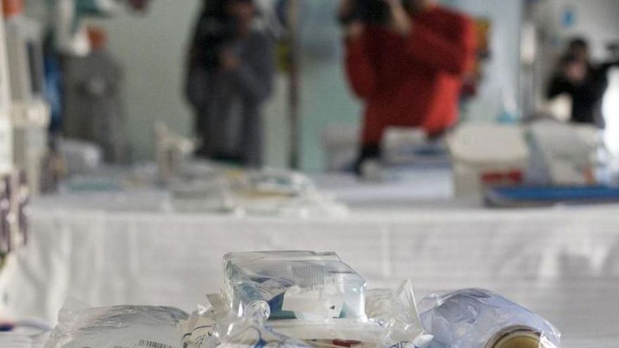 Material médico dispuesto sobre las mesas de un centro de salud. | L. O.