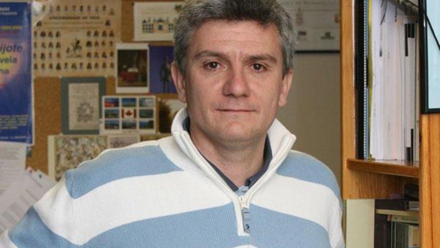El catedrático José Montero, en su despacho del campus.  // J. de Arcos