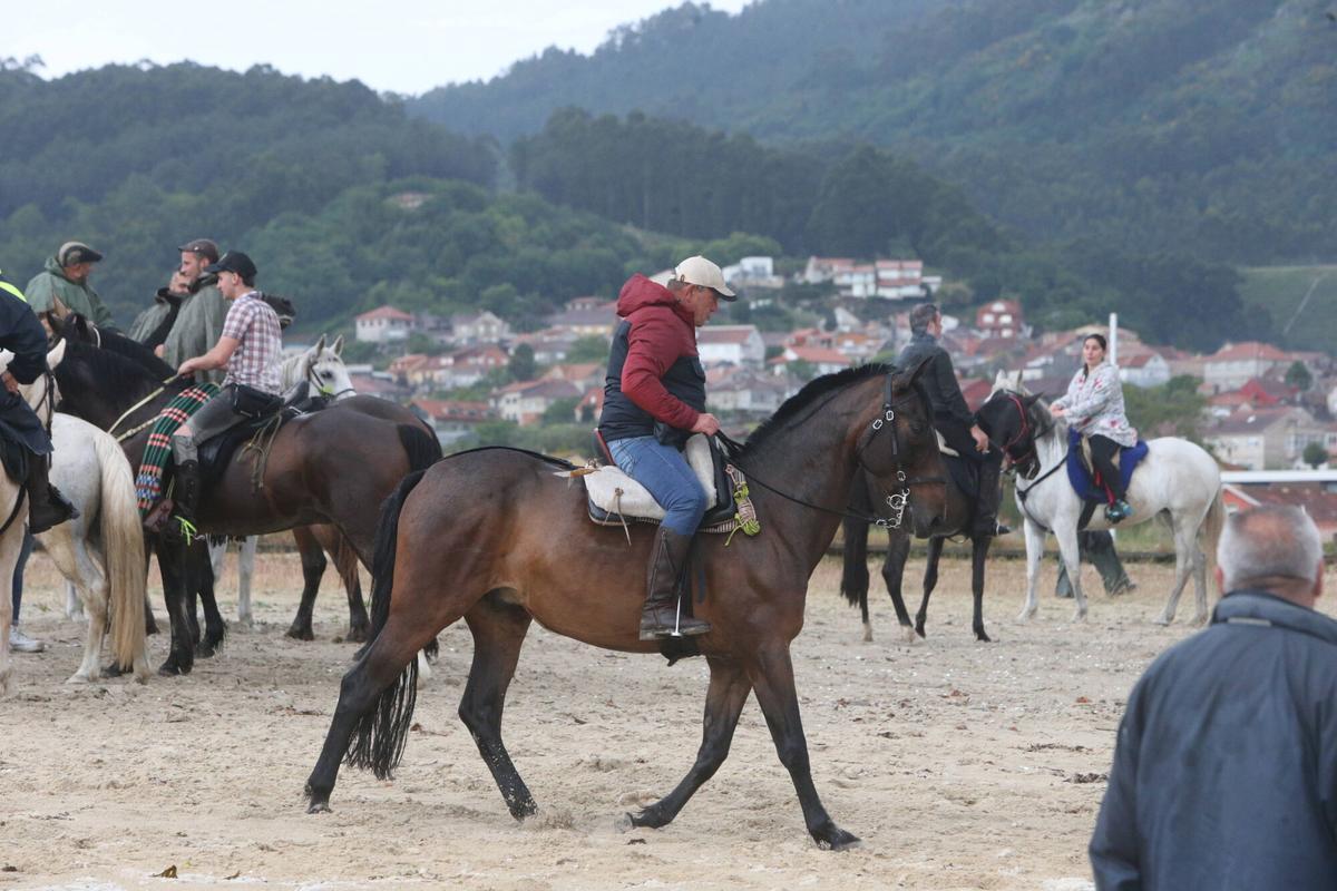 Alrededor de 70 jinetes procedentes de diferentes zonas de la comarca, de Vigo, Baiona y hasta de Pontecaldelas participaron en la XIII Xuntanza Cabalar