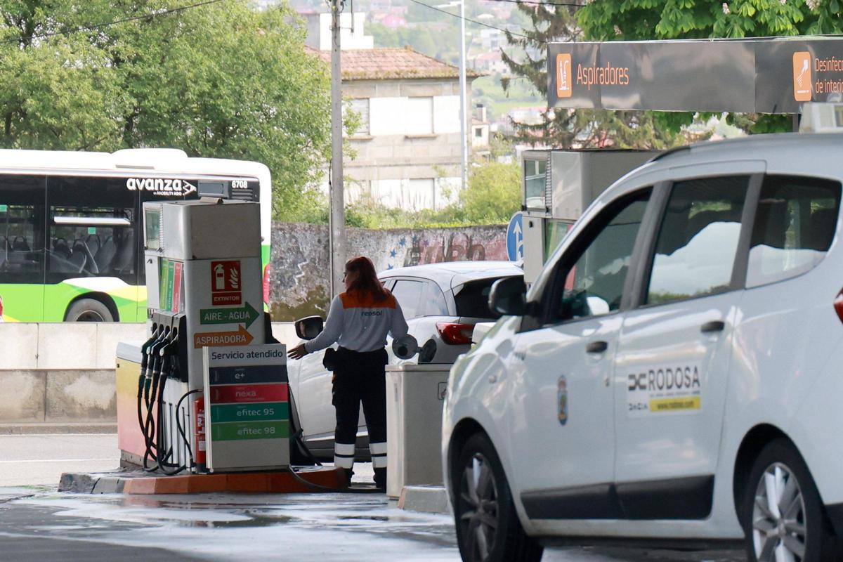 Coches repostando en una estación de servicio en Vigo este martes.