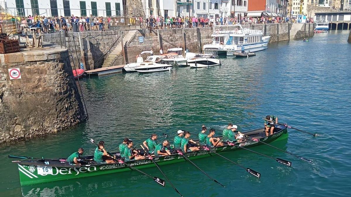 La tripulación de Samertolaméu Oversea, este miércoles en San Sebastián, antes de remar en la clasificatoria de La Concha.
