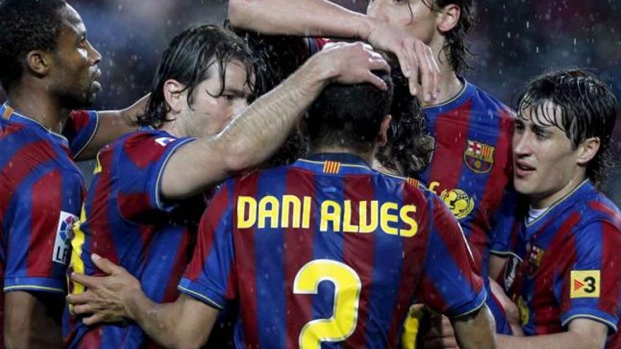 Suspense. Los jugadores blaugranas celebran uno de sus cuatro goles de anoche en el Camp Nou.