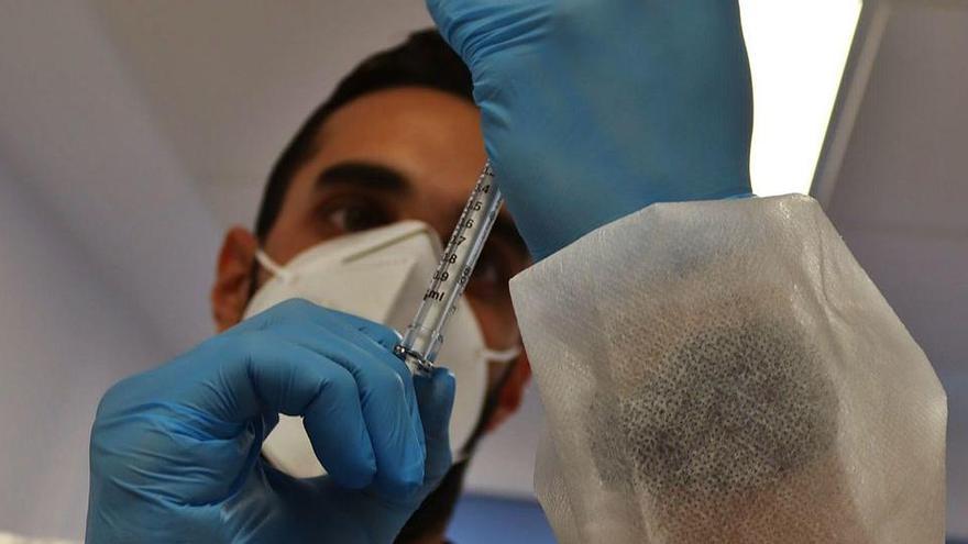 Un enfemero de Medicina Preventiva del Hospital Regional de Málaga, Jesús Mejías, durante una jornada de trabajo.