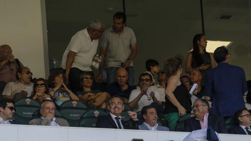 Diego García, presidente del Elche, en el palco durante el partido ante el Villarreal B