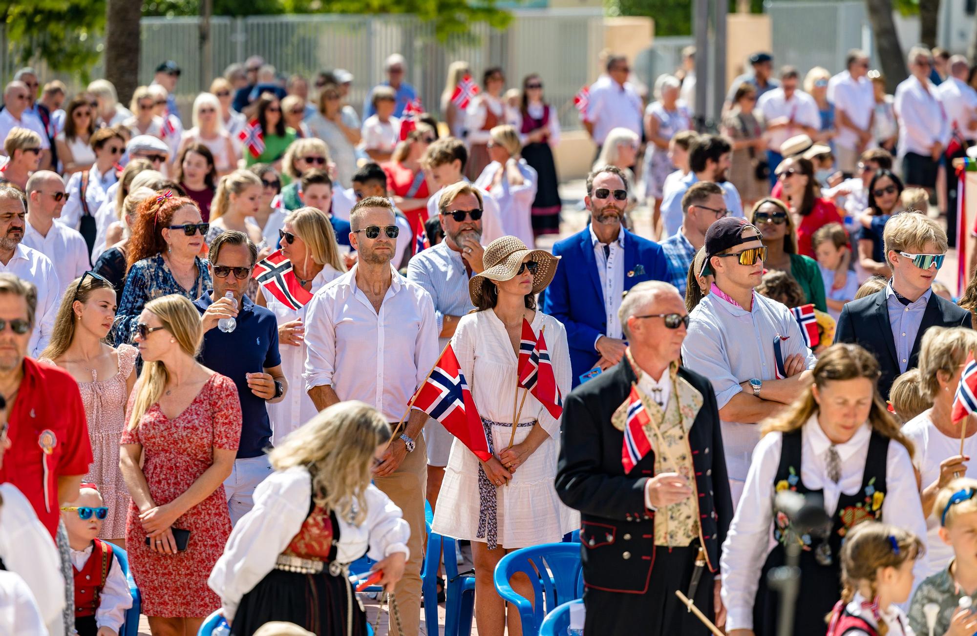 Banderas, desfiles, música, trajes regionales y un sol de justicia. L'Alfàs del Pi ha vuelto a ser este martes una "pequeña" Noruega con la celebración día oficial del país.