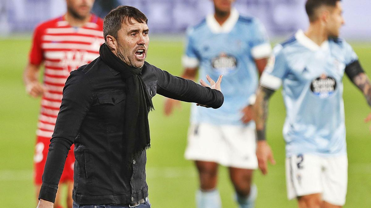 Eduardo Coudet da instrucciones a sus jugadores durantre el encuentro de ayer en Balaídos ante el Granada. |  // RICARDO GROBAS