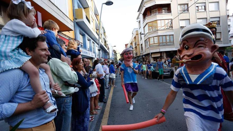 Un momento del desfile del domingo por Luanco.