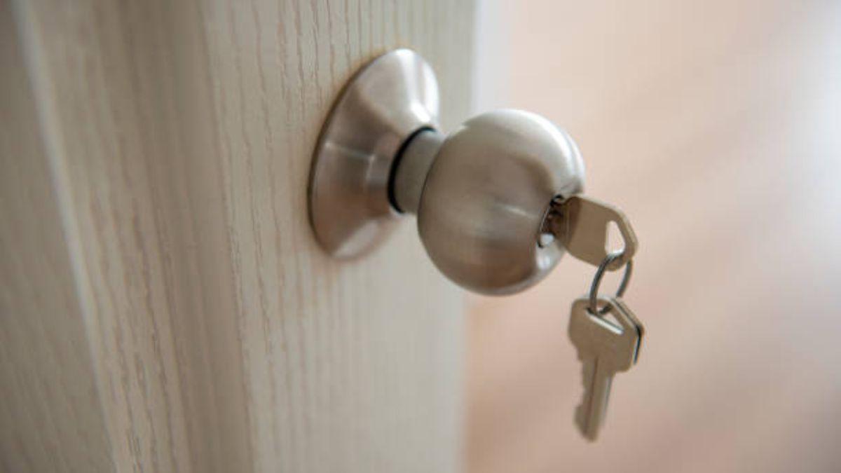 Unas llaves en la cerradura de una puerta