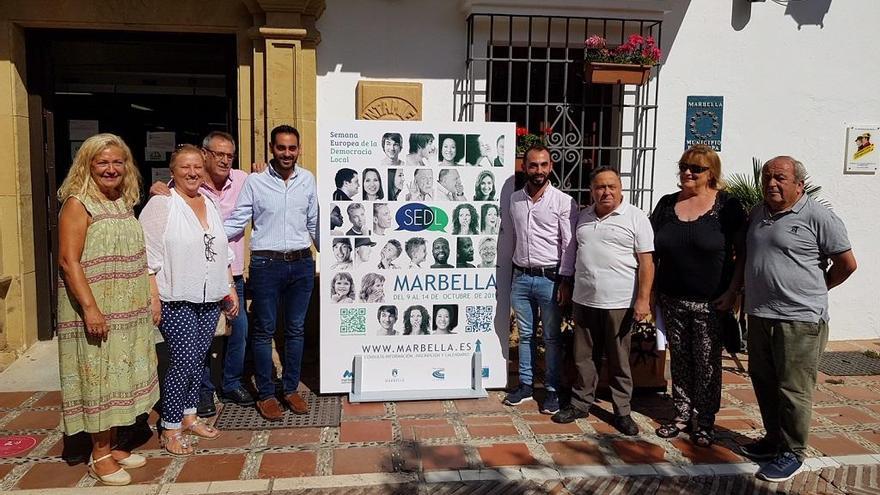 Organizadores del evento, en la puerta del Ayuntamiento.