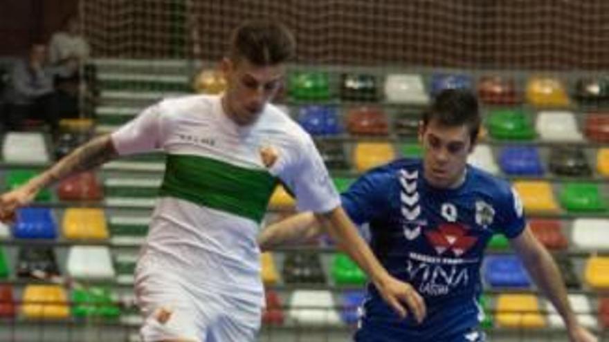 Un jugador del Elche pugna por un balón con uno del Valdepeñas.