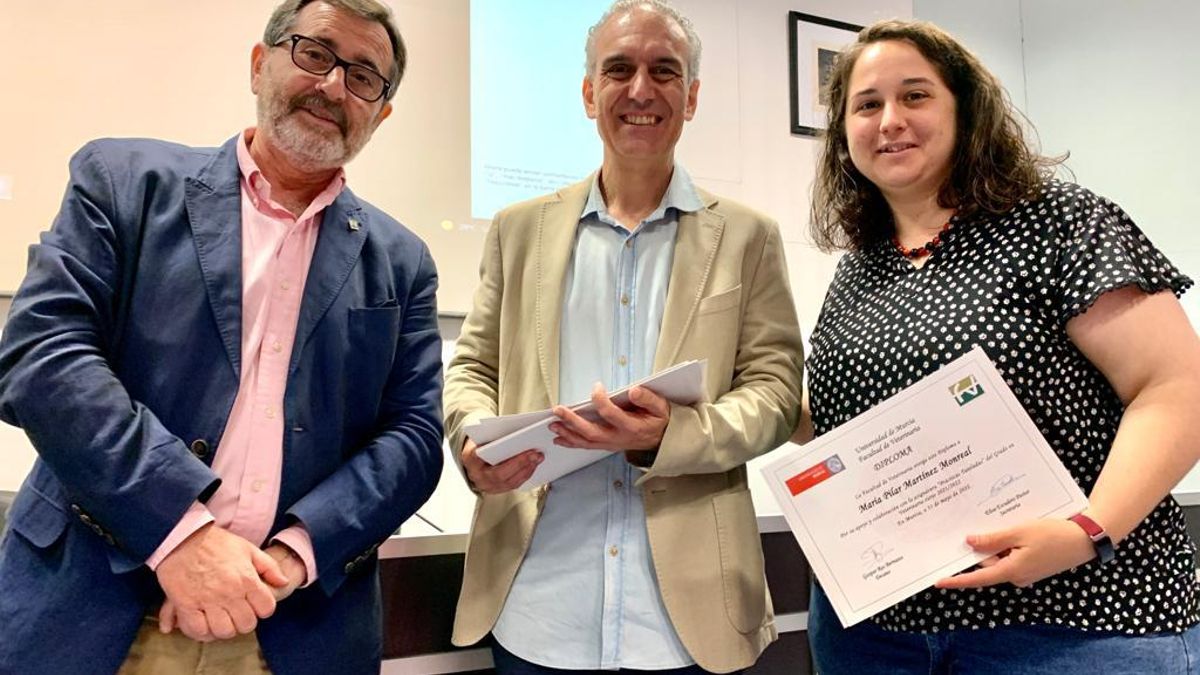 La edil Pilar Martínez recogiendo el reconocimiento