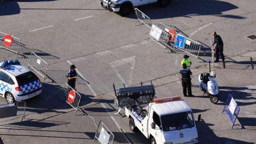 Efectivos de la Policía Local y de Protección Civil, junto a la grúa municipal de O Grove, en un operativo realizado en O Corgo. // Muñiz