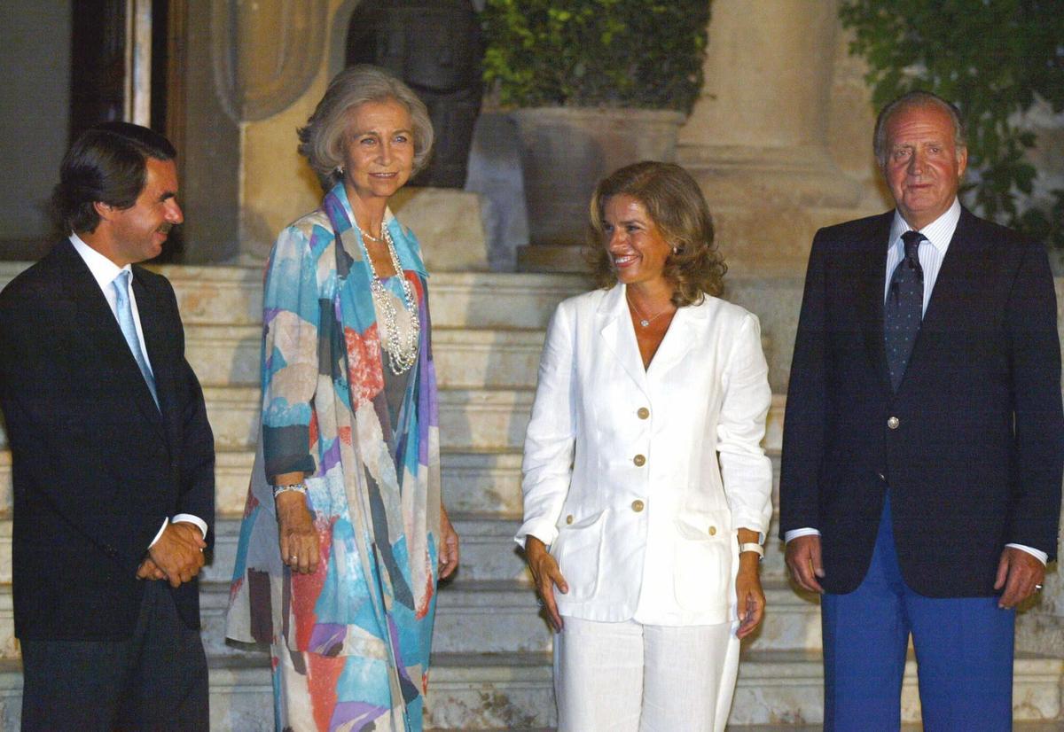 El Rey Juan Carlos (d), la Reina Sofía (2_i), el Presidente del Gobierno, Jose Maria Aznar (i) y su esposa Ana Botella posan para los medios en la puerta del Palacio de Marivent, altérmino del la reunión que han mantenido esta tarde.. Jose Maria Aznar. Reina Sofía. Ana Botella. Rey Juan Carlos I. PG. Familias Reales España