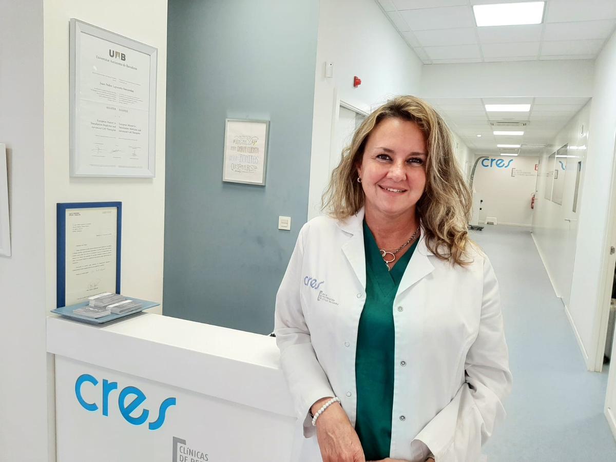 La medica especialista de Clínica Cres, Elena Guallar, destaca los beneficios de la medicina regenerativa.