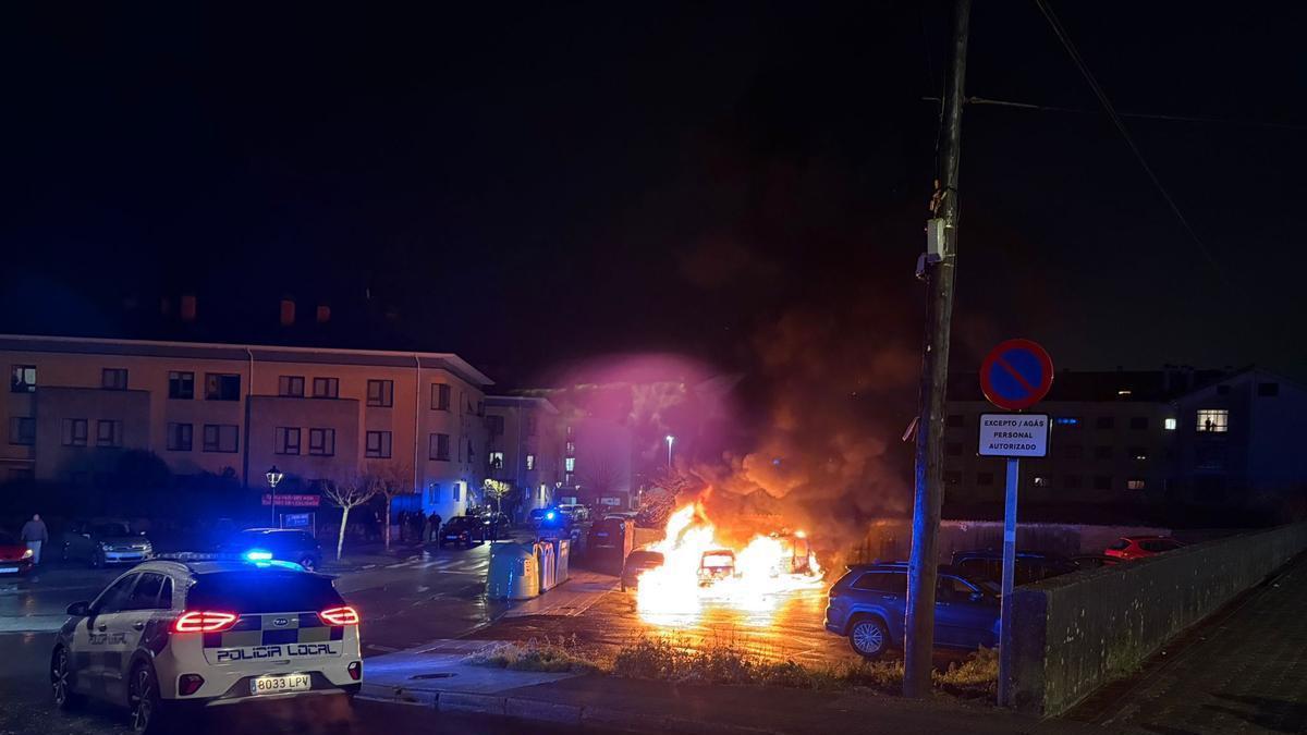 Arden tres coches estacionados en las inmediaciones del centro de salud de Bertamiráns