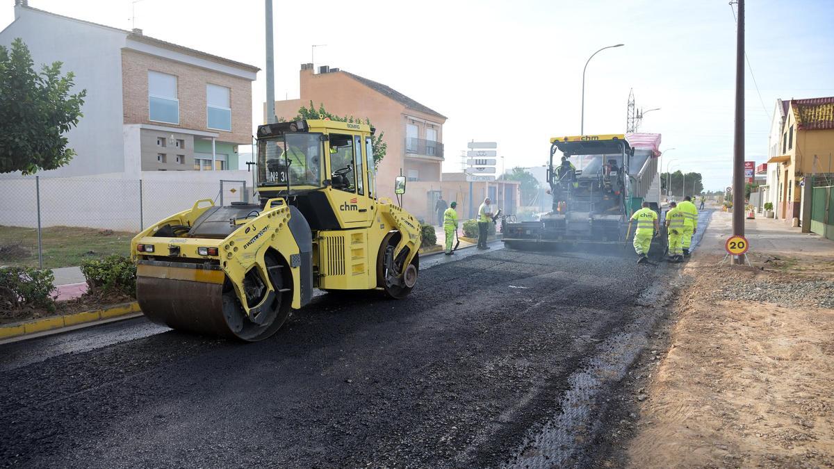 Trabajos de asfaltado en la carretera de Santa Anna