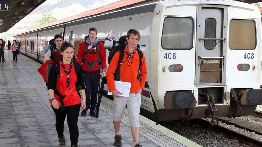 Viajeros del tren hotel Madrid-Vigo, en la estación de Guixar. // Fdv