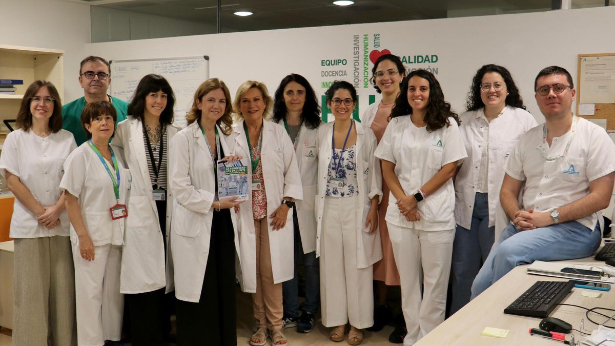 Entrega del libro 'La seguridad del paciente, responsabilidad de todos' a la directora médica.