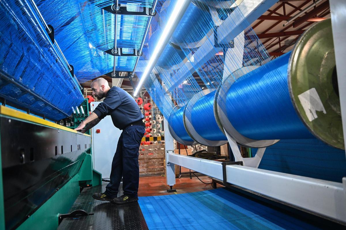 Uno de los más de treinta telares de tecnología alemana con los que cuenta IRC