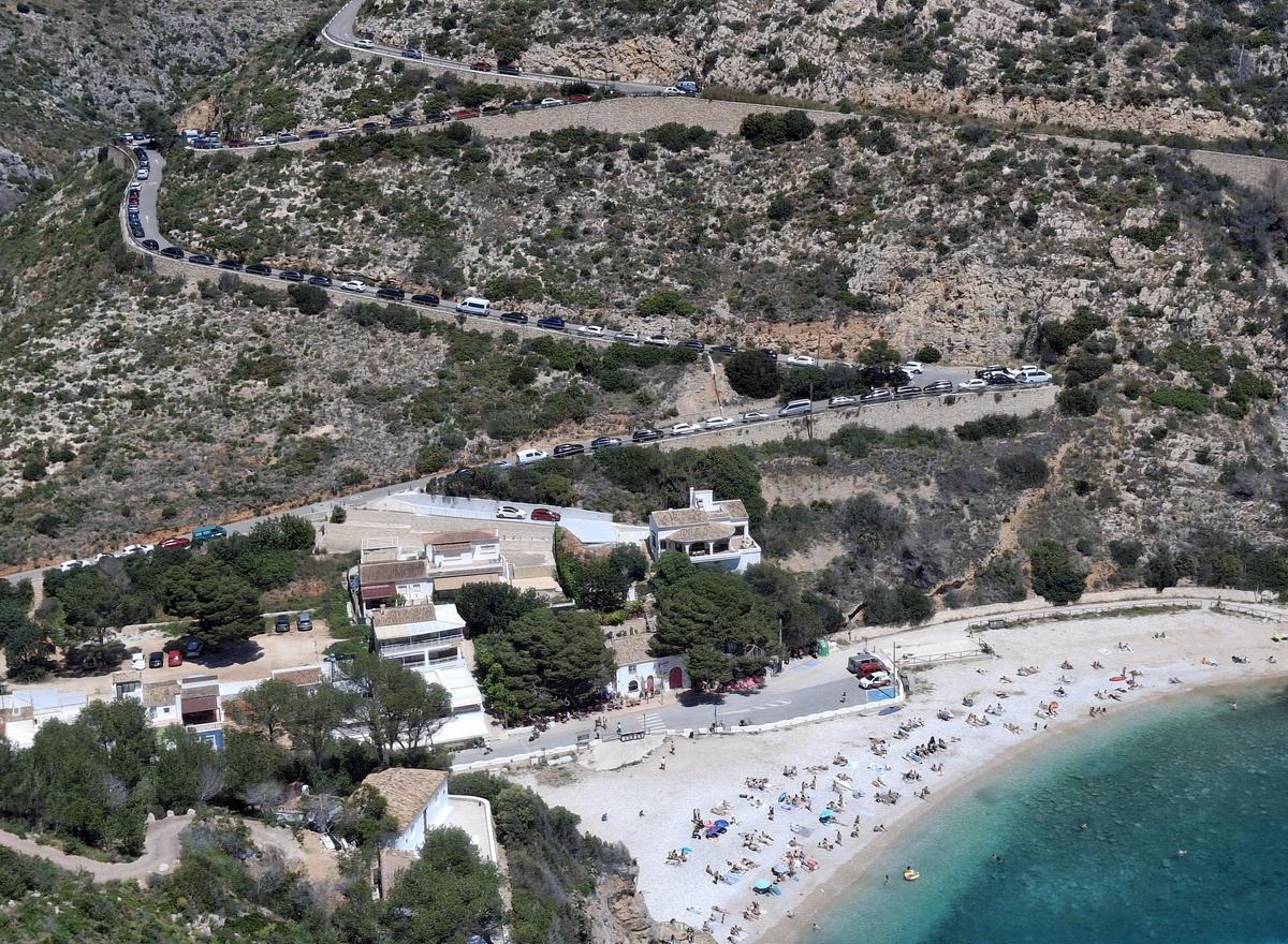La cala y el zigzag de coches