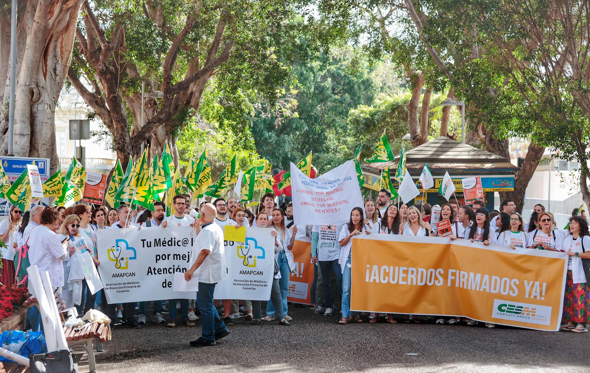 Primera jornada de huelga de médicos en Canarias. Manifestación en el exterior de la sede de la Consejería de Sanidad.