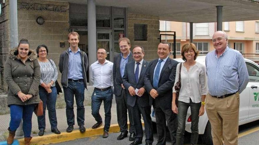 El servicio se presentó ayer en el exterior del centro de salud. // G.N.