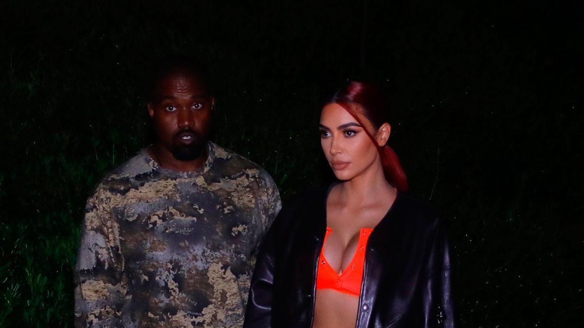 Kanye West y Kim Kardashian de noche por la calle
